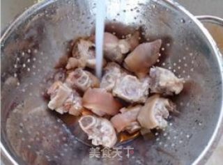 滋补养颜汤—【黄豆猪蹄汤】的做法步骤：4
