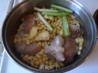 滋补养颜汤—【黄豆猪蹄汤】的做法步骤：5