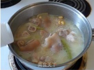 滋补养颜汤—【黄豆猪蹄汤】的做法步骤：7