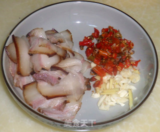 腊肉炒有机花菜的做法步骤：2