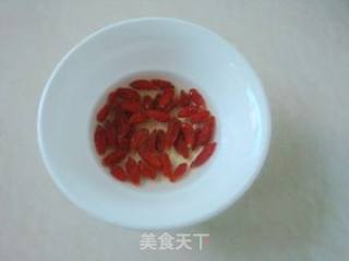 银耳枸杞炒黄瓜的做法步骤：2