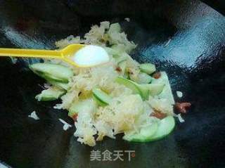 银耳枸杞炒黄瓜的做法步骤：8