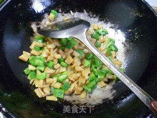 椒丁萝卜干的做法步骤：10