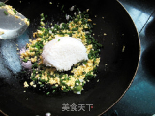 莴笋叶炒饭的做法步骤：5