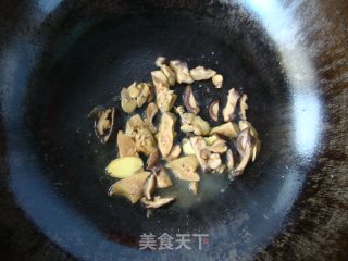香菇炒鸡肝的做法步骤：6