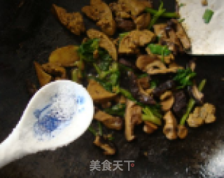 香菇炒鸡肝的做法步骤：8