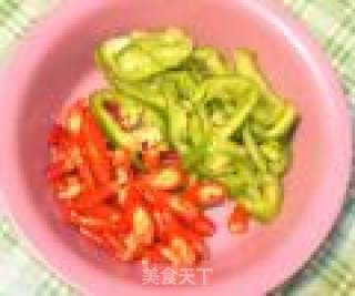 香辣酱爆牛蛙的做法步骤：2