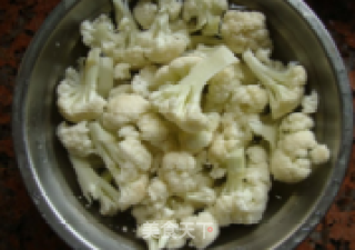 菜花炒肉的做法步骤：1