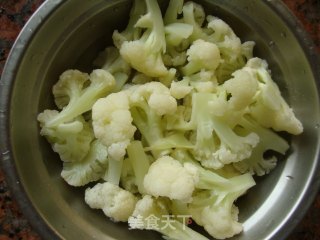菜花炒肉的做法步骤：2