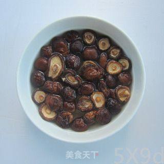 香菇炖肉的做法步骤：1