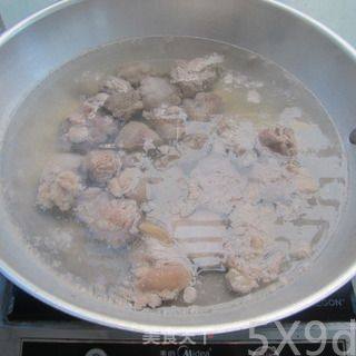 香菇炖肉的做法步骤：2