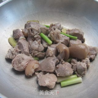 香菇炖肉的做法步骤：5