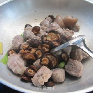 香菇炖肉的做法步骤：6