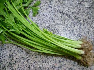 酱肉豆腐干炒香芹的做法步骤：1