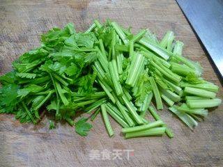 酱肉豆腐干炒香芹的做法步骤：4