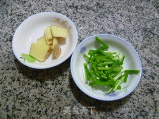 笋尖炒鱿鱼的做法步骤：3