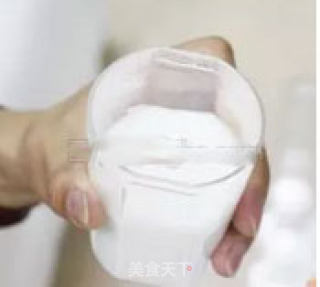 轻松解酒，芝麻酸奶果汁的做法步骤：1