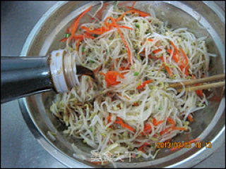 蚝油蒜泥拌豆芽的做法步骤：10