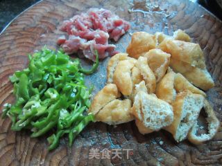 家常油豆腐炒瘦肉的做法步骤：1