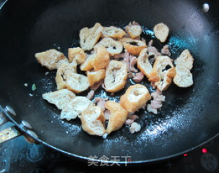 家常油豆腐炒瘦肉的做法步骤：3