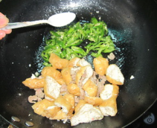 家常油豆腐炒瘦肉的做法步骤：4