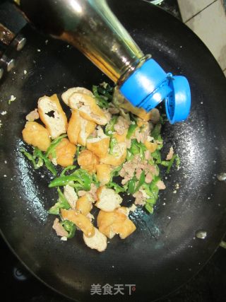 家常油豆腐炒瘦肉的做法步骤：6