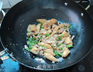 家常油豆腐炒瘦肉的做法步骤：8