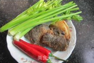 辣椒丝炒腊肉的做法步骤：1