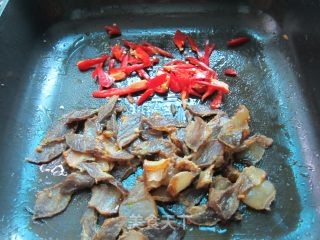 辣椒丝炒腊肉的做法步骤：4