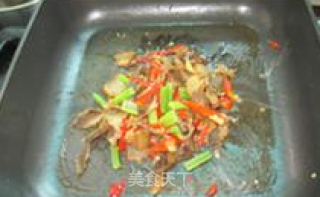 辣椒丝炒腊肉的做法步骤：7