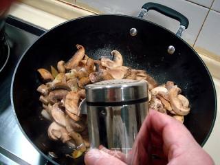 家常菜“肉片炒鲜蘑”的做法步骤：7