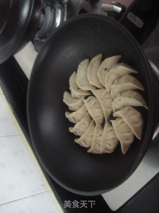 荠菜猪肉锅贴的做法步骤：4