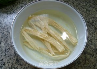 上汤腐竹菜芯的做法步骤：1