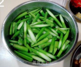 家常菜“芦笋炒腊肉”的做法步骤：1