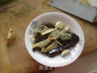 葱油鸦片鱼头——简单美味之首选的做法步骤：2