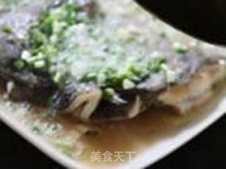 葱油鸦片鱼头——简单美味之首选的做法步骤：5