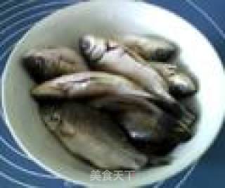 无油烤鲫鱼的做法步骤：1
