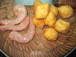 鸭脖子烧油豆腐的做法步骤：1