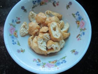 鸭脖子烧油豆腐的做法步骤：3