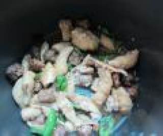 鸭脖子烧油豆腐的做法步骤：7