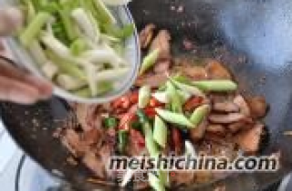小炒腊肉的做法步骤：7