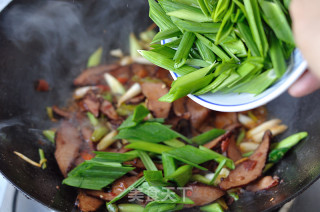 小炒腊肉的做法步骤：8