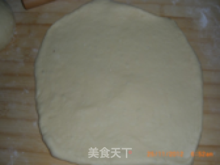 金枪鱼香肠披萨的做法步骤：4