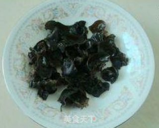 芝麻木耳炒青笋的做法步骤：2