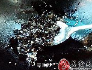 芝麻木耳炒青笋的做法步骤：4