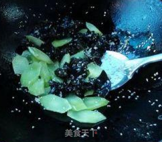 芝麻木耳炒青笋的做法步骤：5