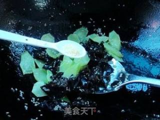芝麻木耳炒青笋的做法步骤：6