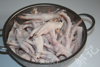 椒麻虎皮鸡爪的做法步骤：1