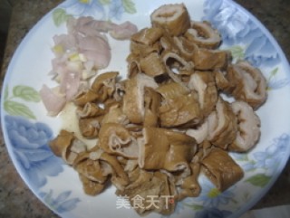 尖椒炒卤水猪大肠的做法步骤：2