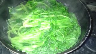 菠菜粉条鸡蛋饺的做法步骤：2